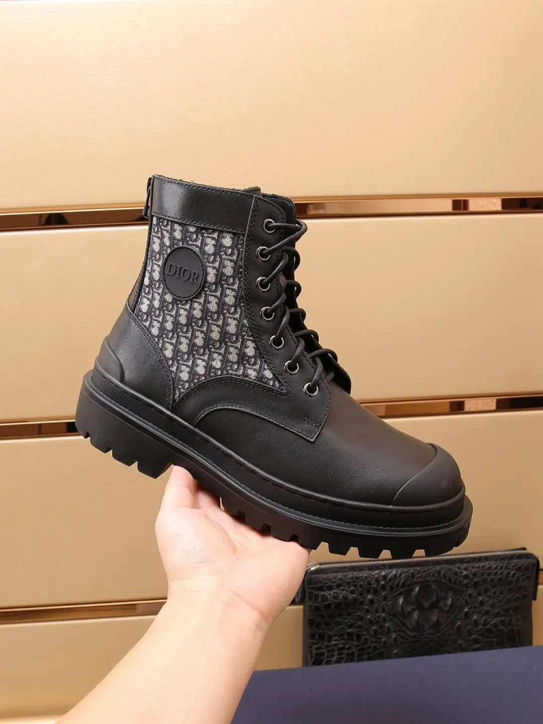Factory P500 men's shoes 💰 [Dior] Dior high-top casual shoes 🇺🇸 are on sale at the same time, top purchasing Italian original · brand totem cloth sewn with brand cloth label · equipped with first-layer cowhide · (totem cloth High-end, extravagance, and class) Exquisite workmanship (original lining) Sole: Original factory special outsole ⚠️Outsole. Comfortable, wear-resistant, non-slip, real photoshoot🎬The real thing is more beautiful🔍Number: 38-46【45 46 Customized items are non-returnable]